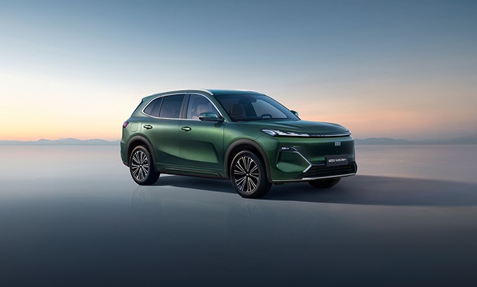 Стало известно название нового гибридного кроссовера от Geely